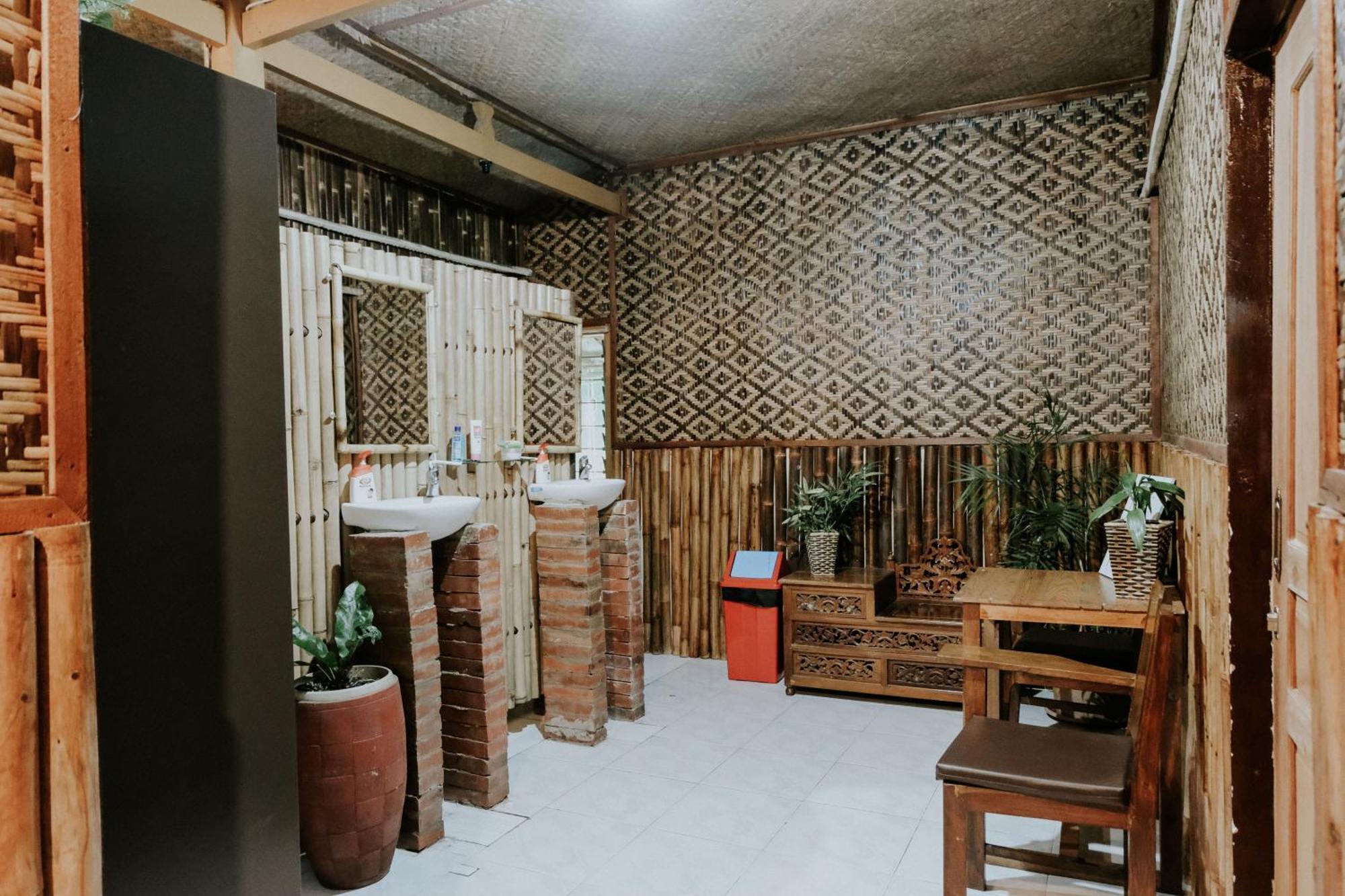 Glory Homestay Yogyakarta Buitenkant foto