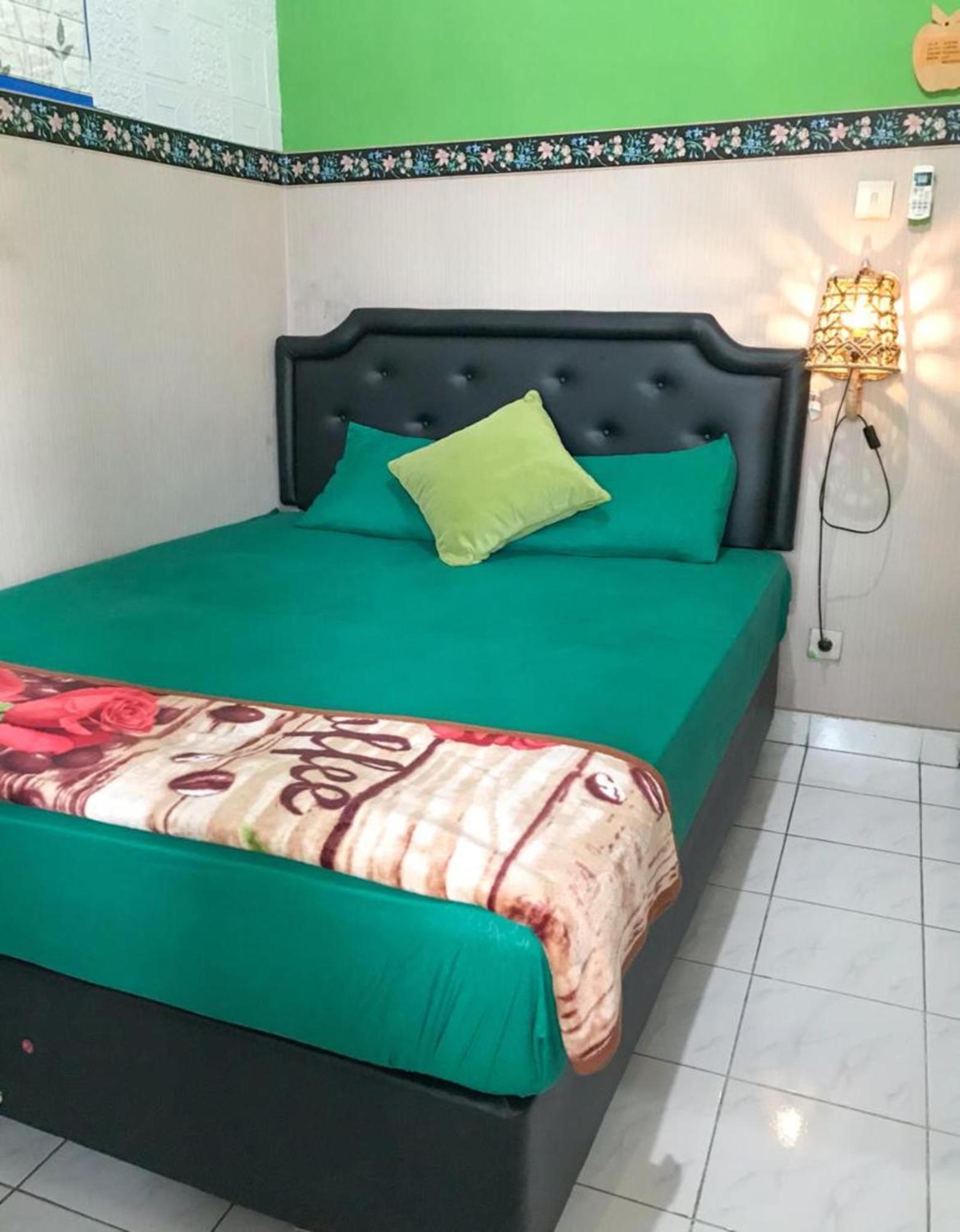 Glory Homestay Yogyakarta Buitenkant foto