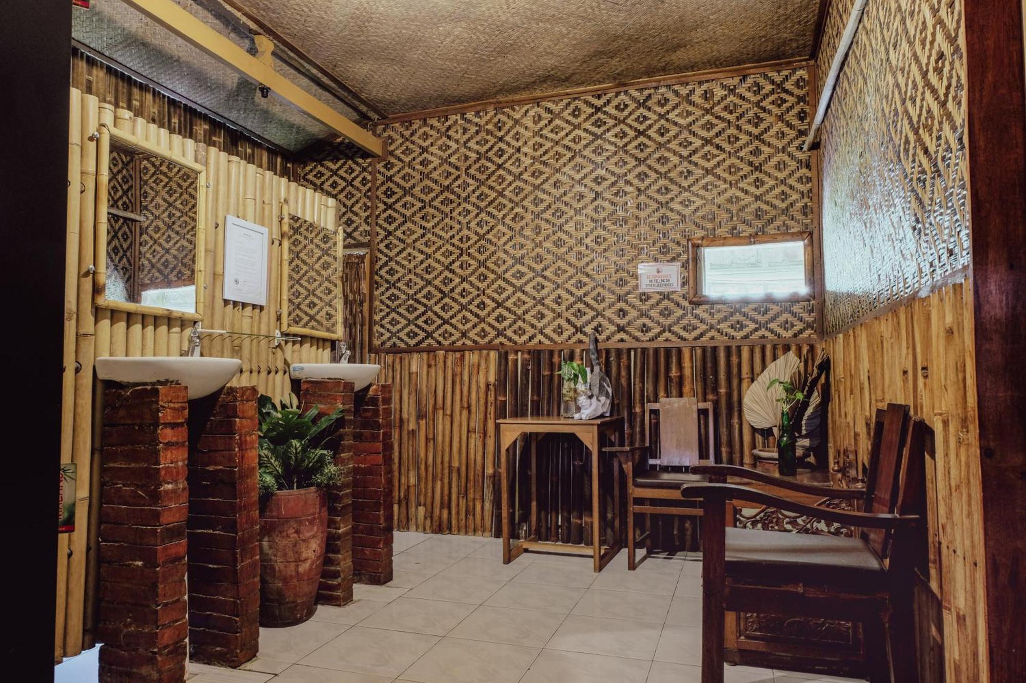 Glory Homestay Yogyakarta Buitenkant foto